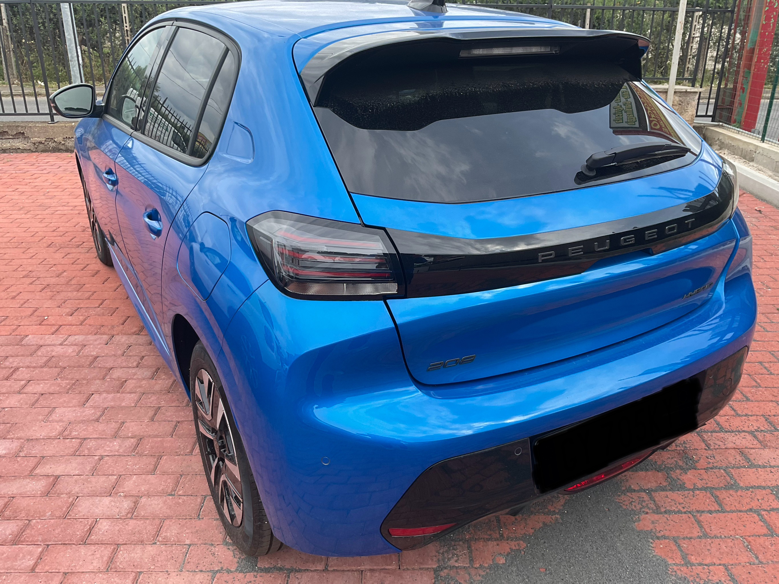 Peugeot 2008 Allure Hybrid 1.2 aut.